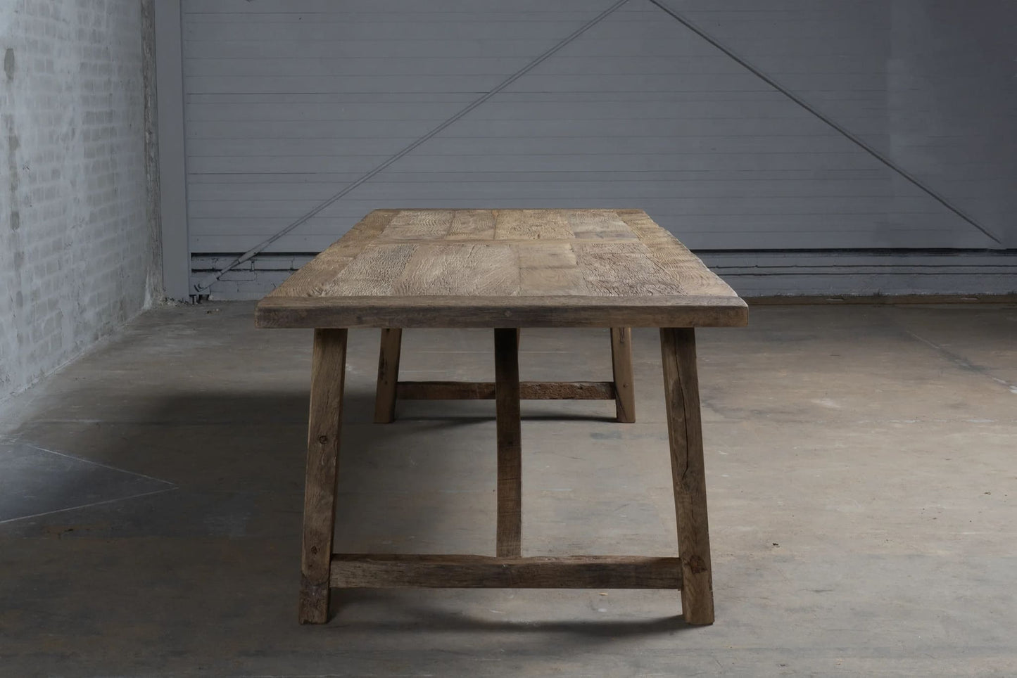 Fabrication artisanale d’une table de ferme sur mesure en bois ancien