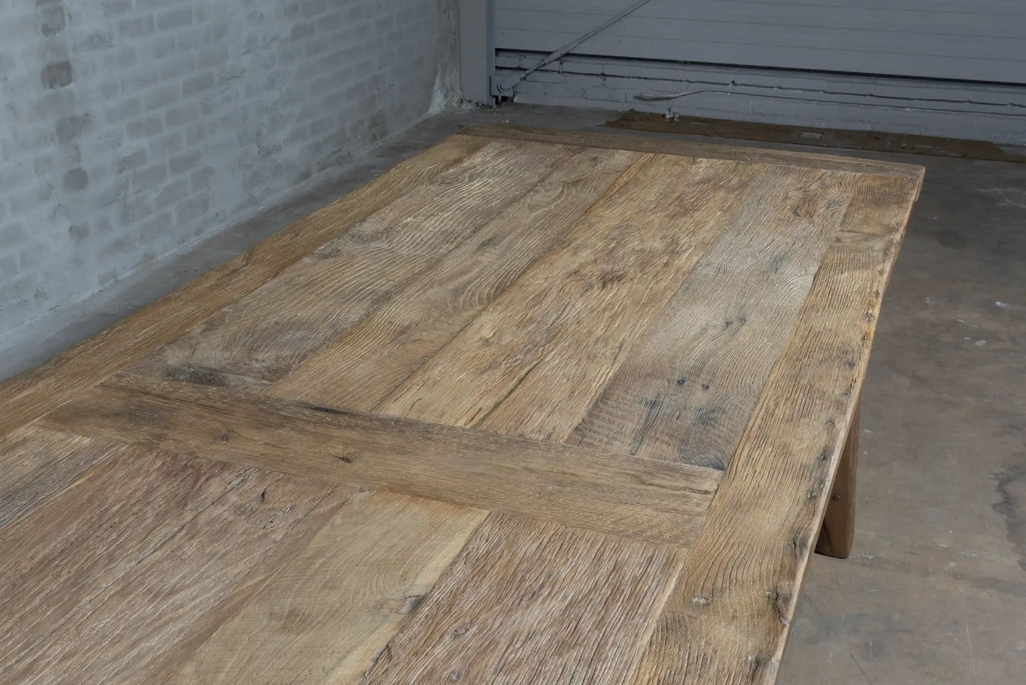 Ambiance rustique avec une table de ferme en chêne massif vieilli