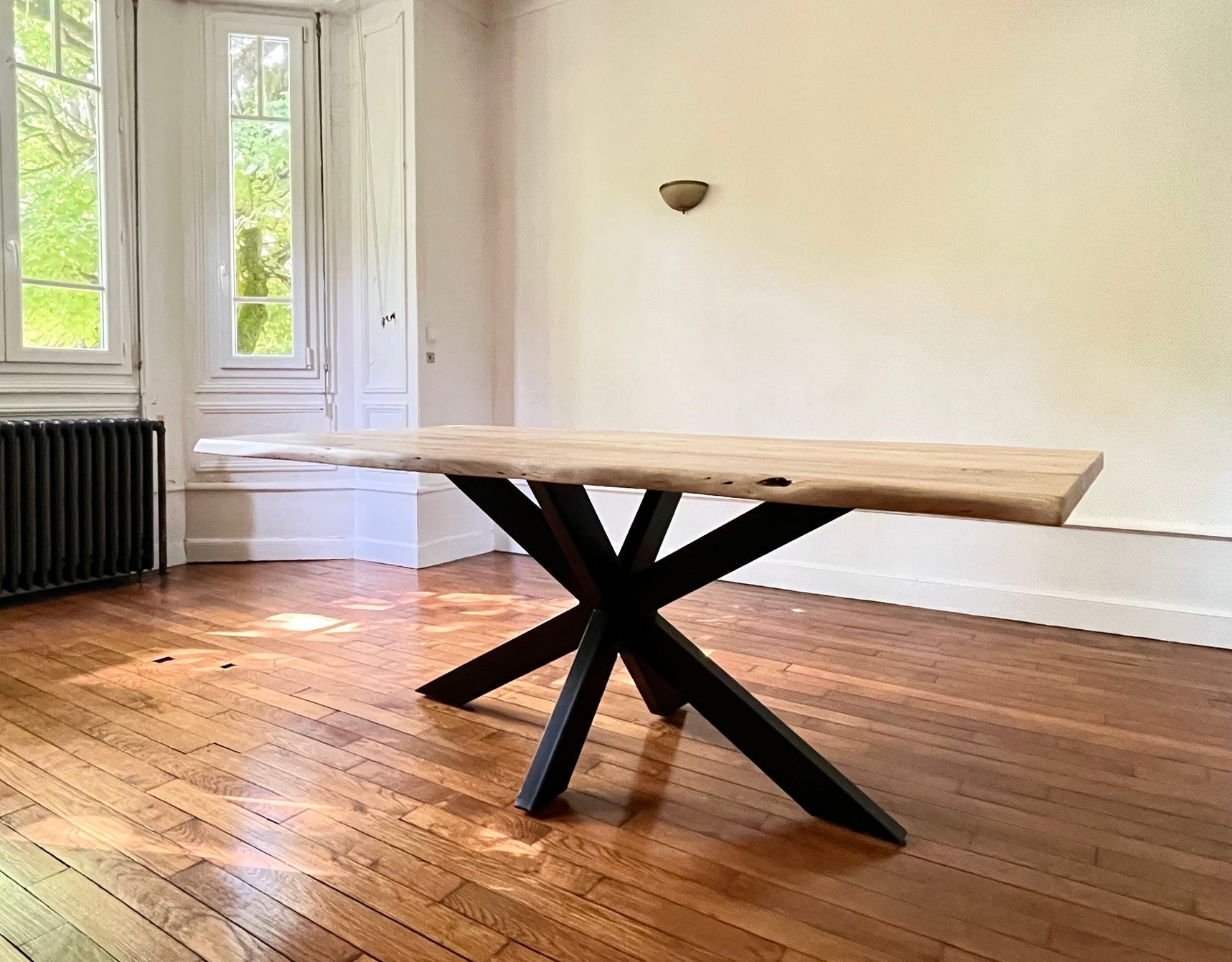 Table en Acacia Massif Live Edge - Pied Central en Métal - FOLLOS DESIGN