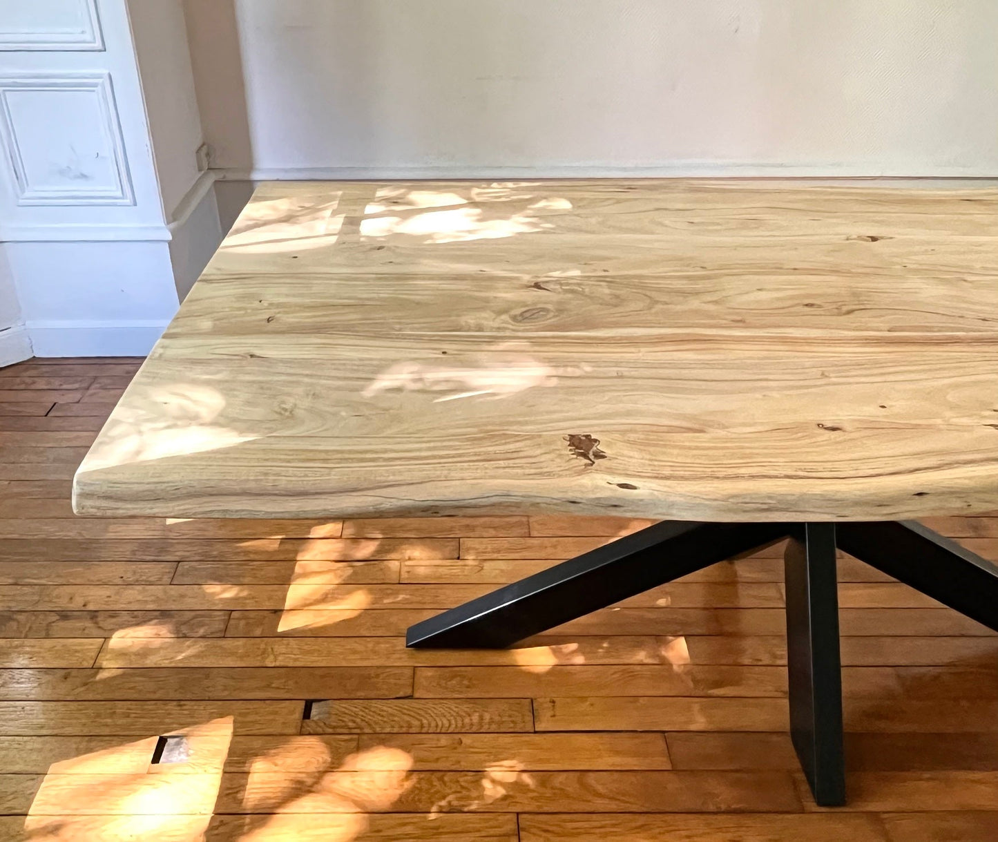Table en Acacia Massif Live Edge - Pied Central en Métal - FOLLOS DESIGN
