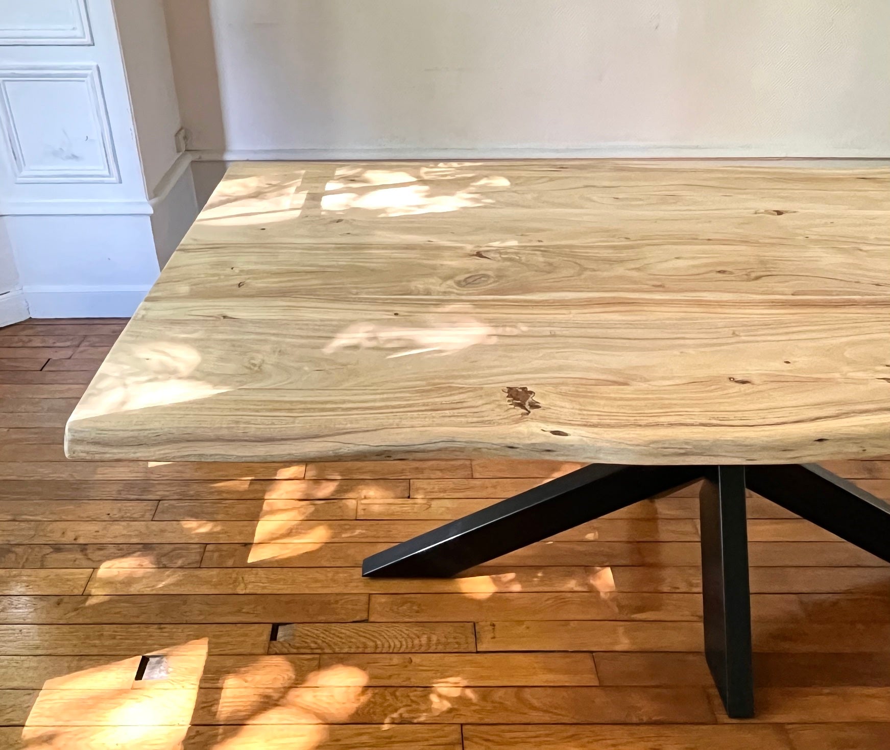 Table en Acacia Massif Live Edge - Pied Central en Métal - FOLLOS DESIGN