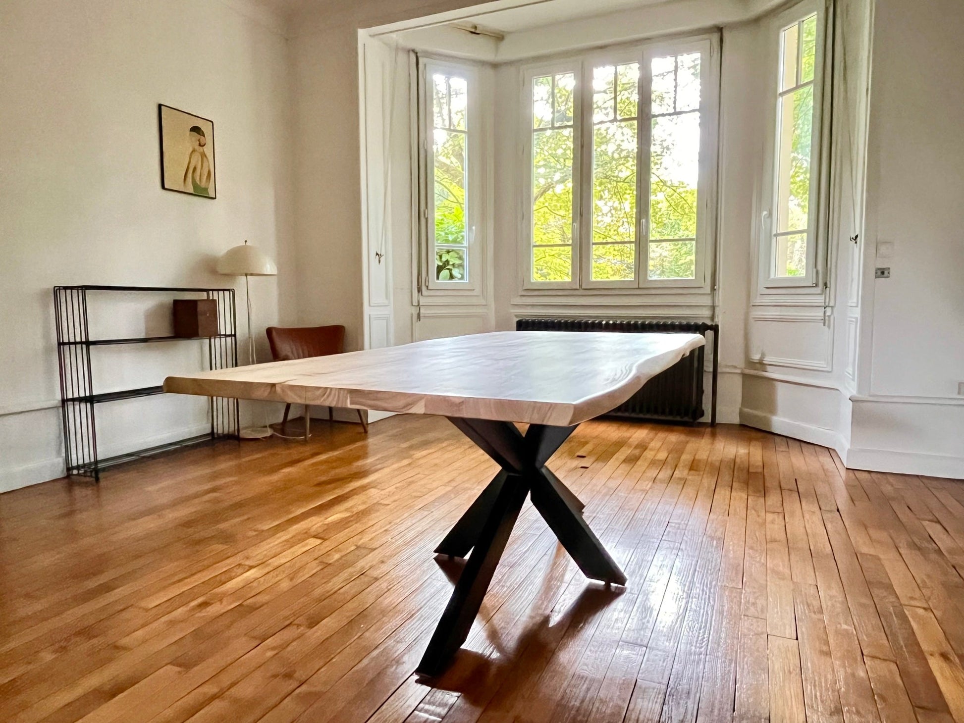 Table en Acacia Massif Live Edge - Pied Central en Métal - FOLLOS DESIGN