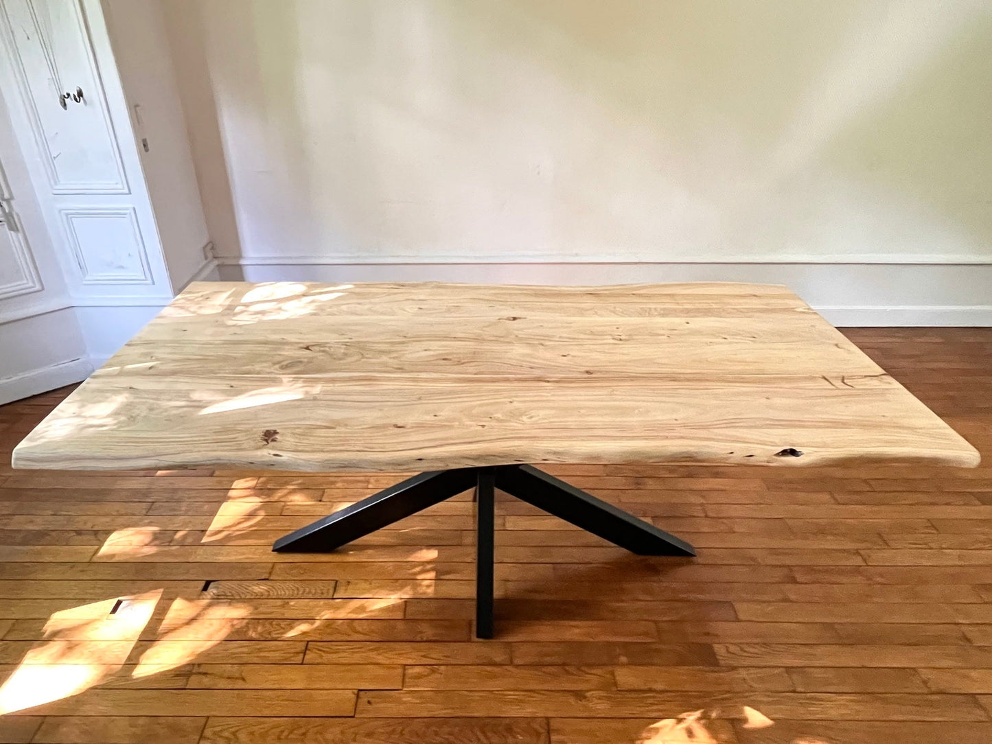 Table en Acacia Massif Live Edge - Pied Central en Métal - FOLLOS DESIGN