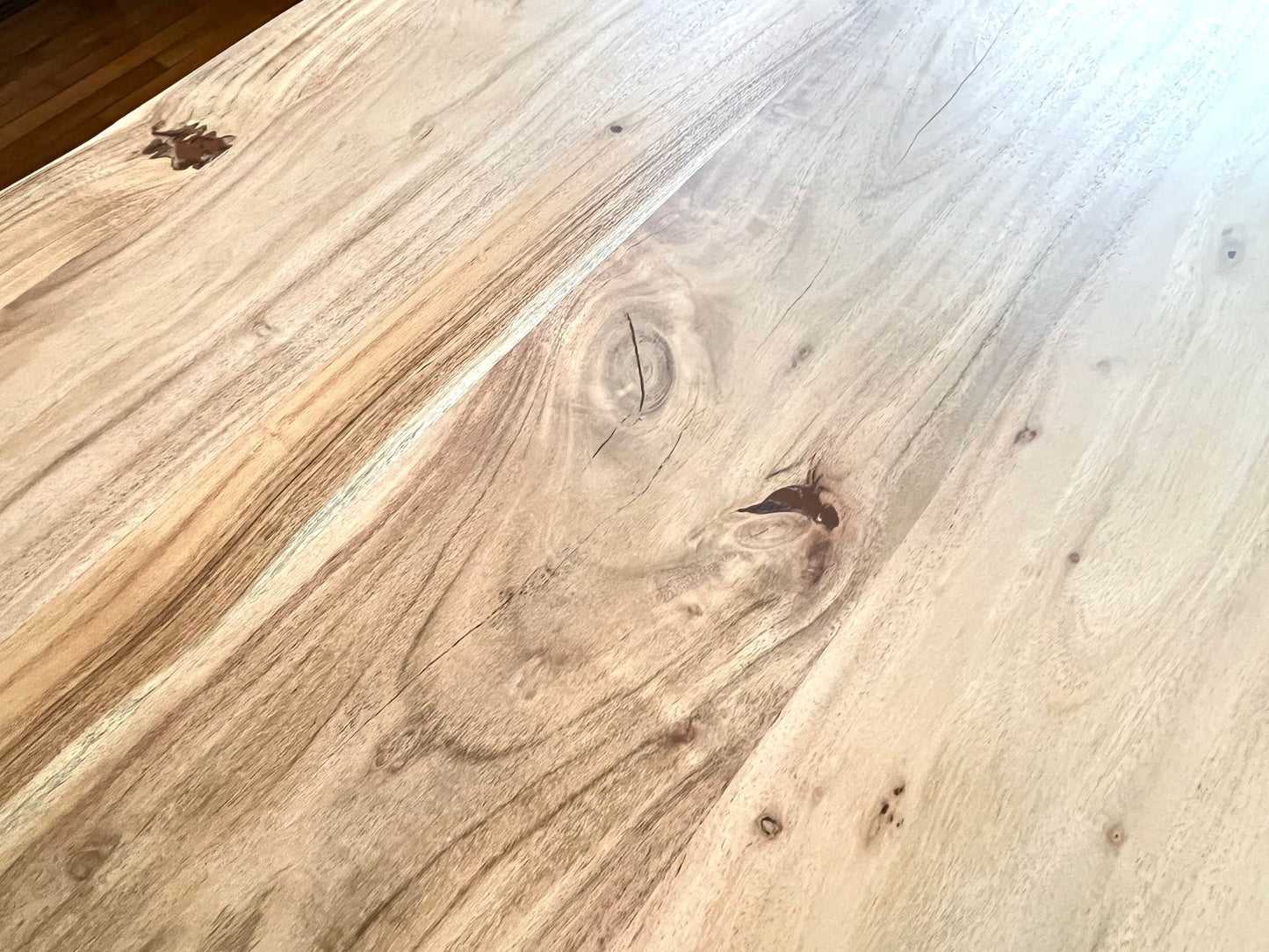 Table en Acacia Massif Live Edge - Pied Central en Métal - FOLLOS DESIGN