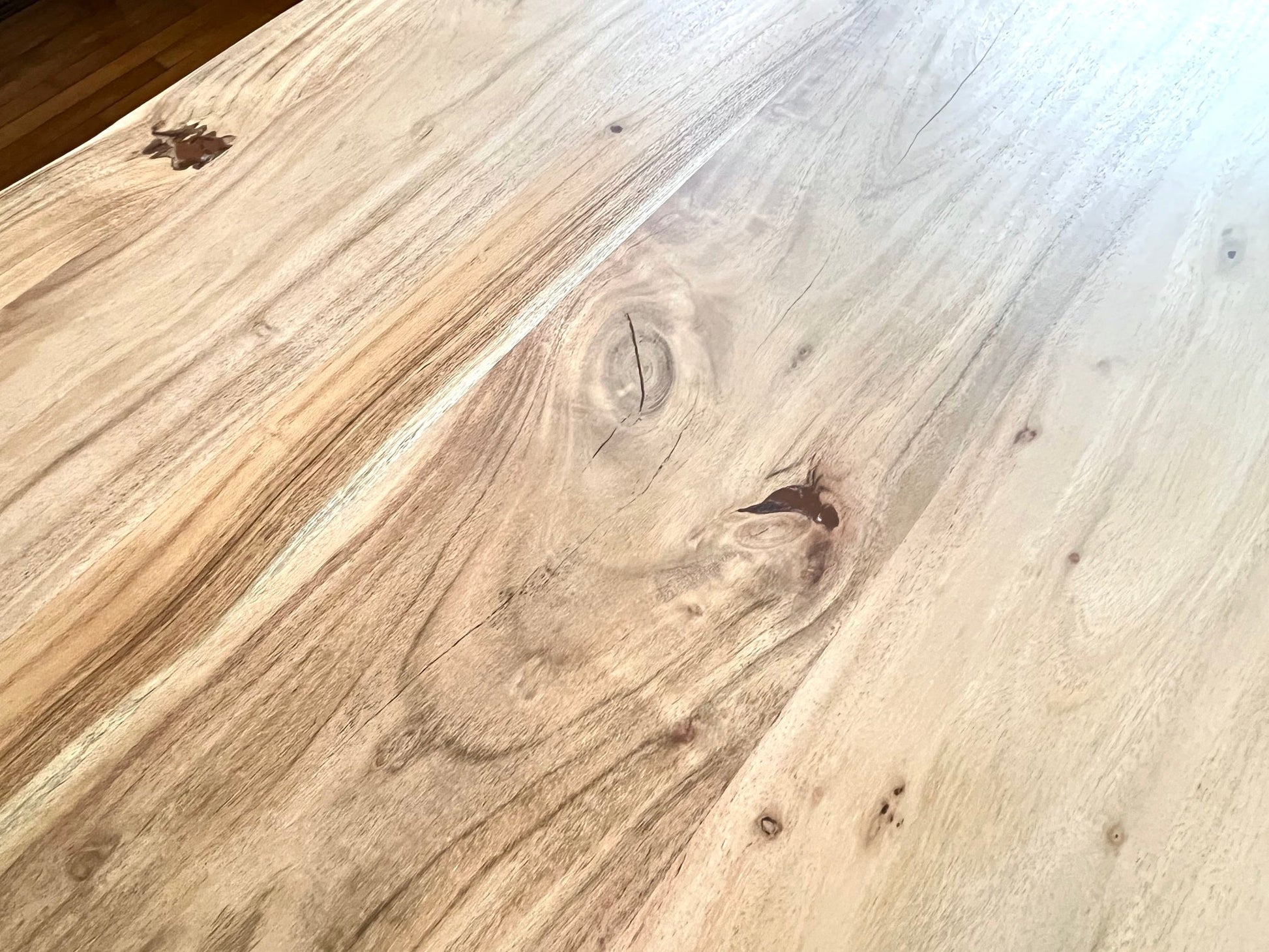 Table en Acacia Massif Live Edge - Pied Central en Métal - FOLLOS DESIGN