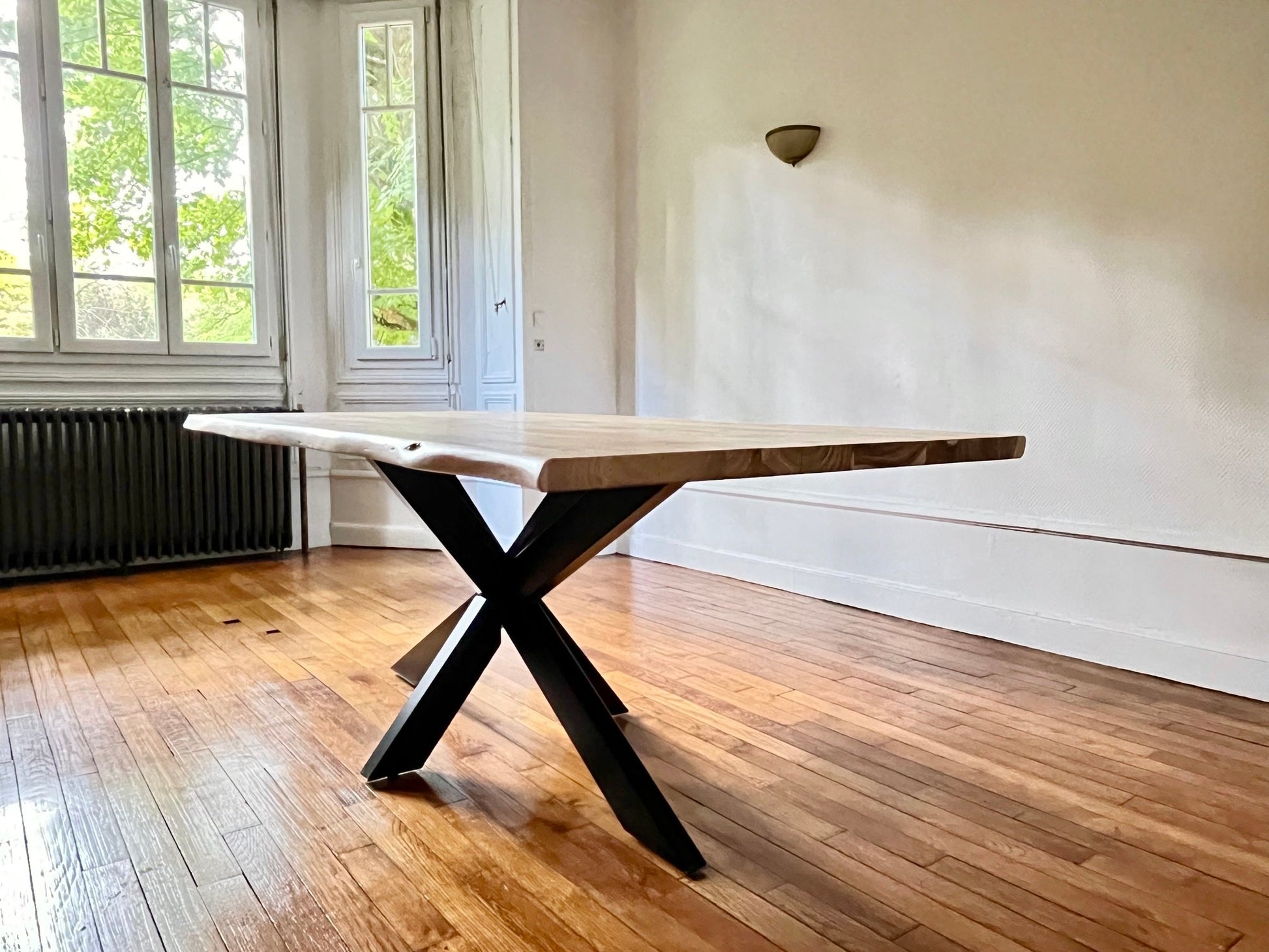 Table en Acacia Massif Live Edge - Pied Central en Métal - FOLLOS DESIGN