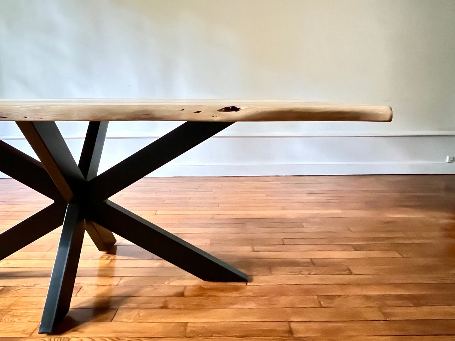 Table en Acacia Massif Live Edge - Pied Central en Métal - FOLLOS DESIGN