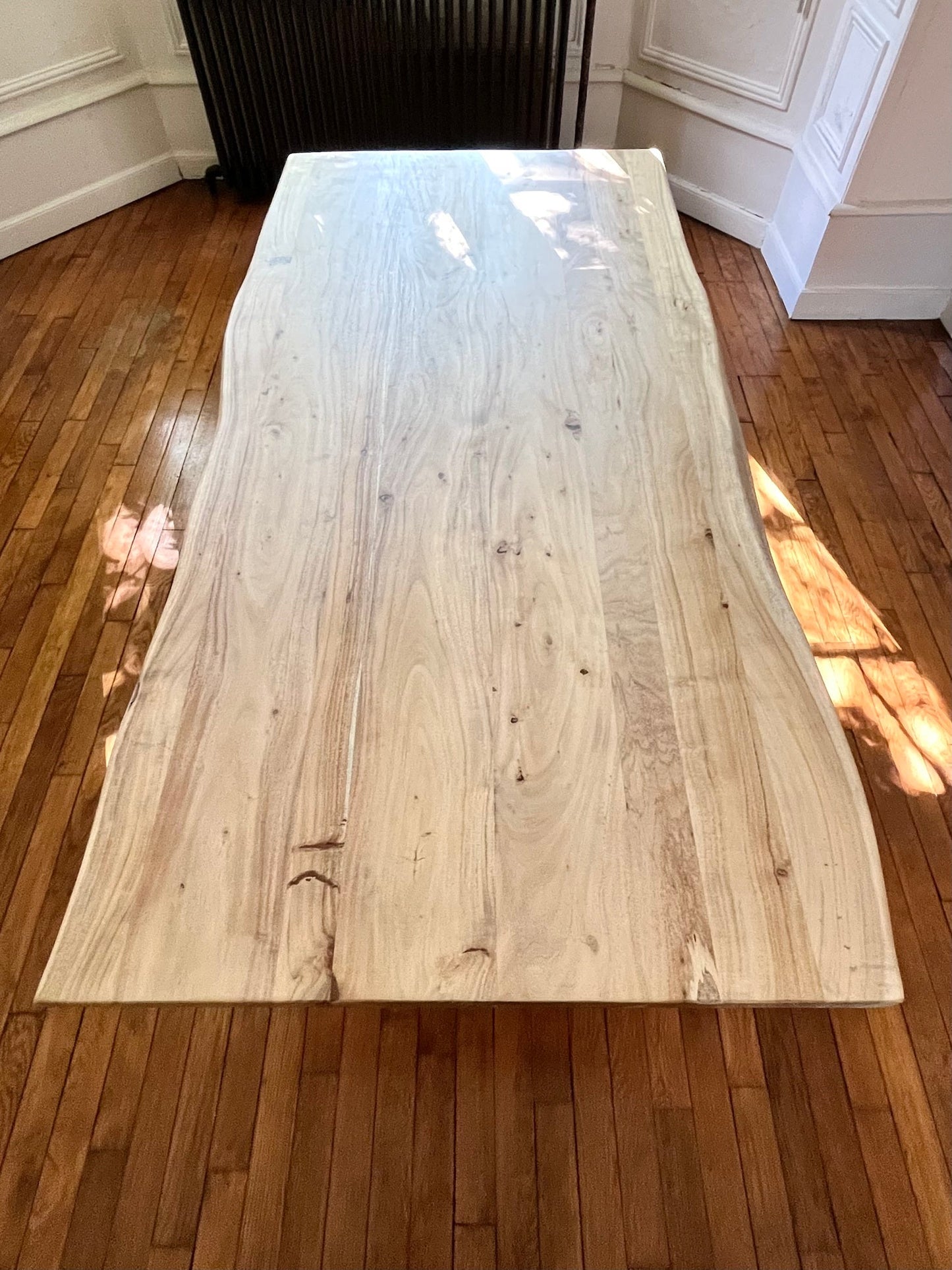 Table en Acacia Massif Live Edge - Pied Central en Métal - FOLLOS DESIGN