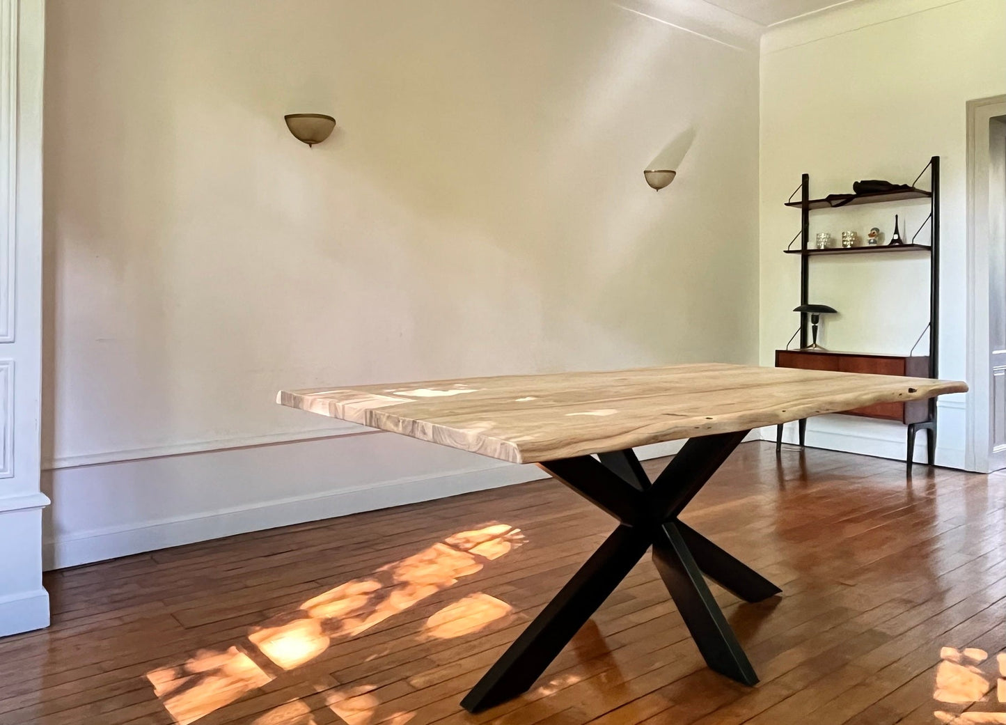 Table en Acacia Massif Live Edge - Pied Central en Métal - FOLLOS DESIGN