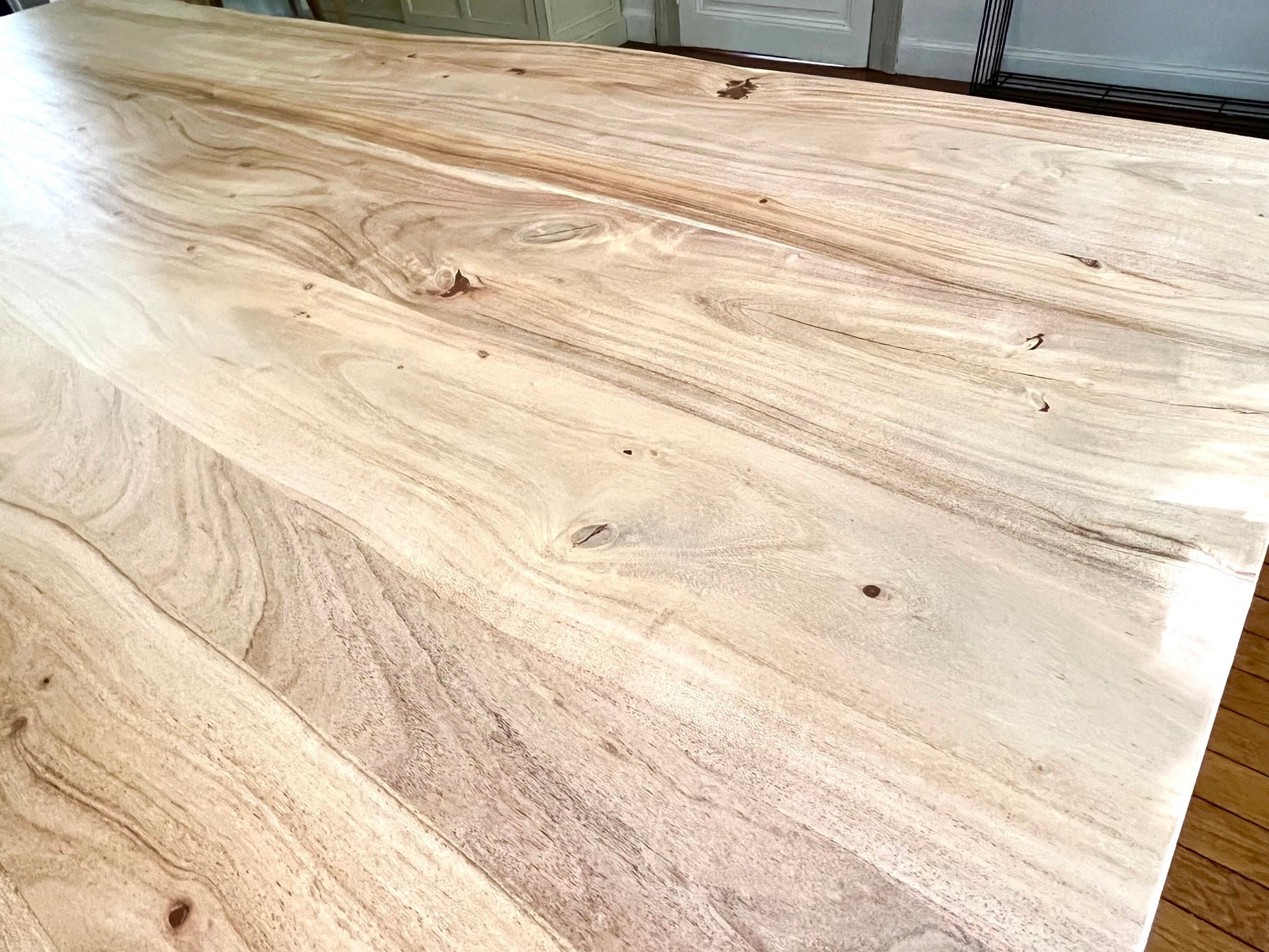 Table en Acacia Massif Live Edge - Pied Central en Métal - FOLLOS DESIGN