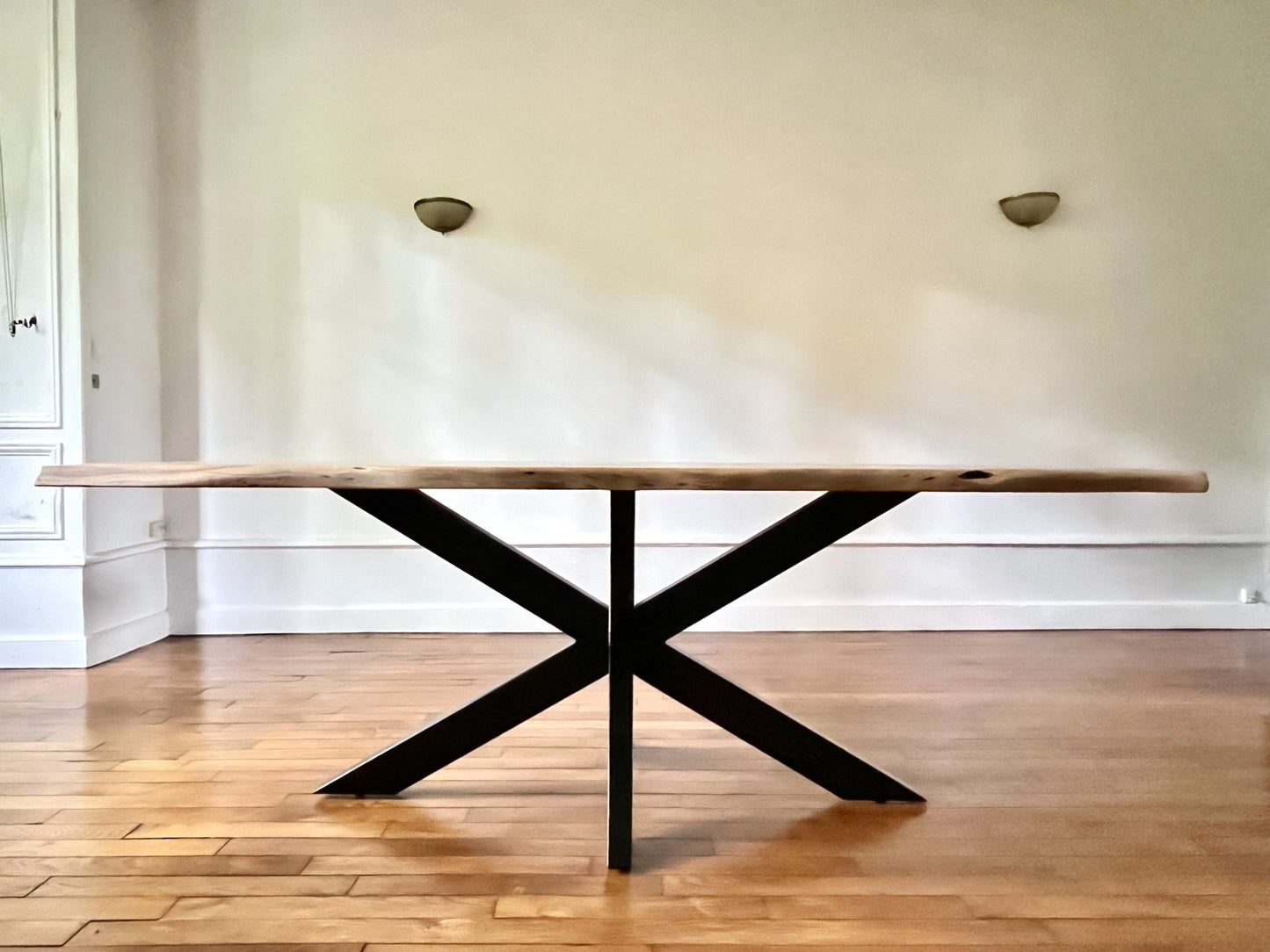 Table en Acacia Massif Live Edge - Pied Central en Métal - FOLLOS DESIGN