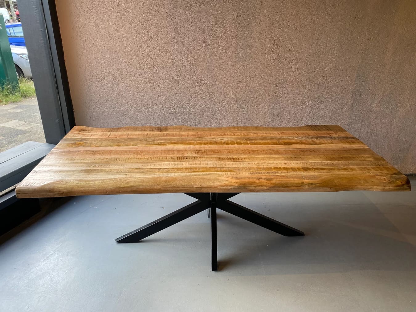 Table en Manguier Massif Live Edge - Pied Central Mikado - FOLLOS DESIGN