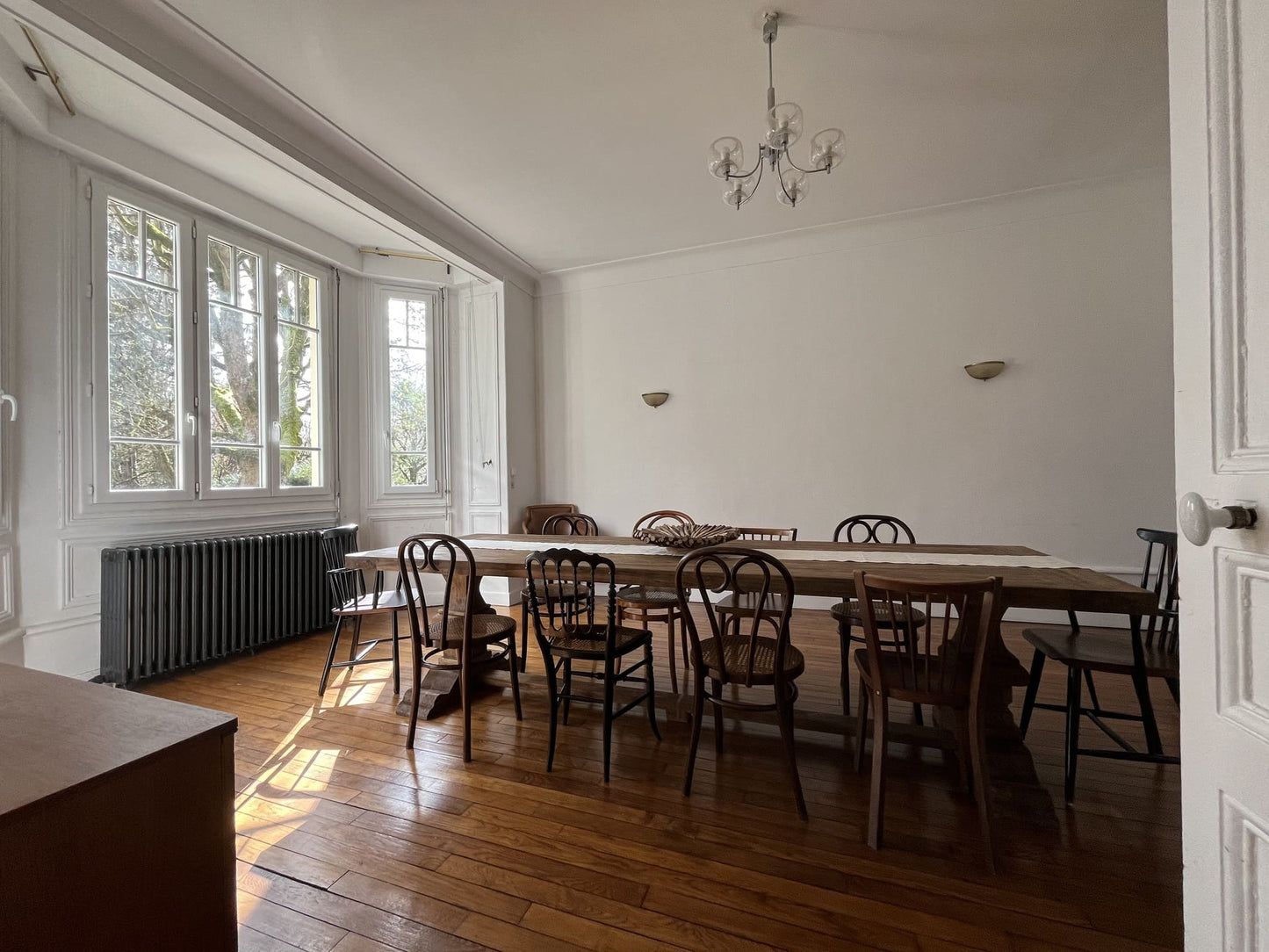 Salle à manger avec table bois massif style monastère et chaises coordonnées