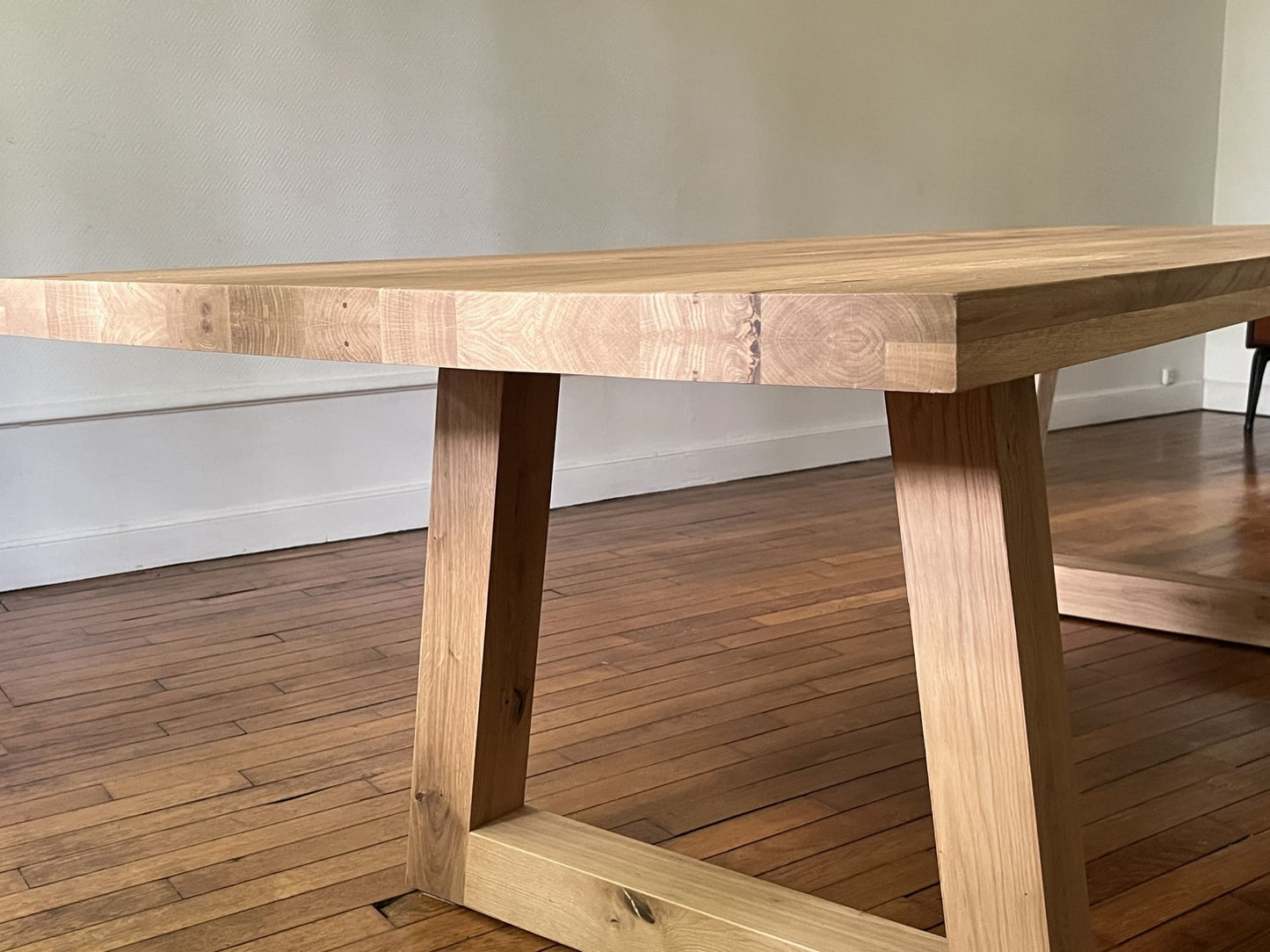 Table Triangle en Chêne Massif – Design Contemporain - FOLLOS DESIGN