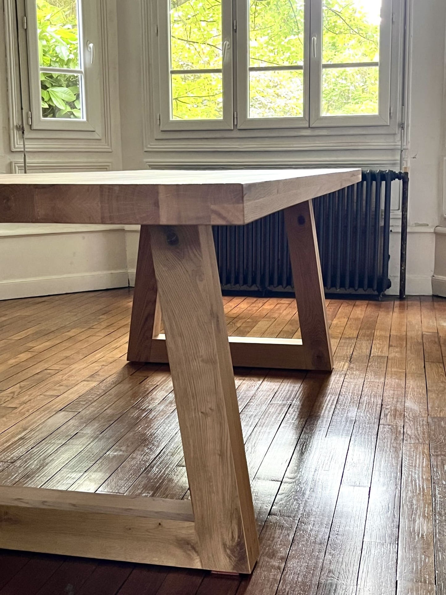 Table Triangle en Chêne Massif – Design Contemporain - FOLLOS DESIGN