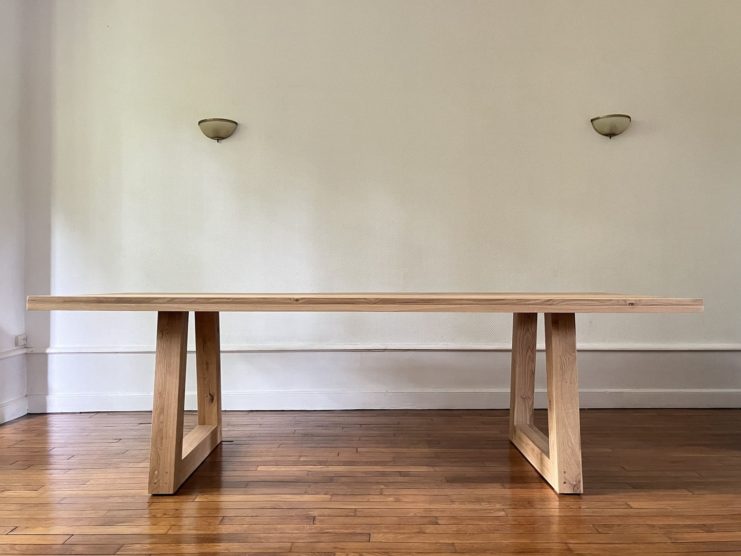 Table Triangle en Chêne Massif – Design Contemporain - FOLLOS DESIGN