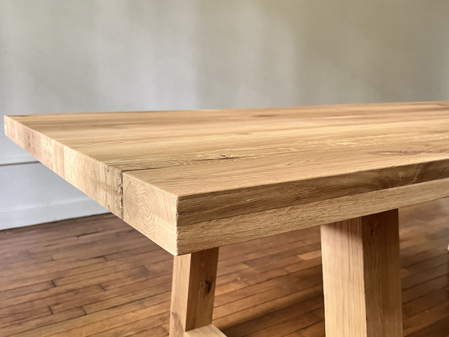 Table Triangle en Chêne Massif – Design Contemporain - FOLLOS DESIGN
