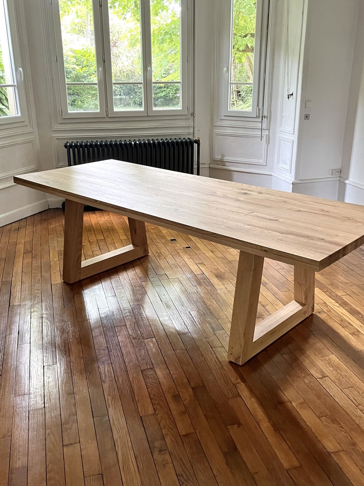 Table Triangle en Chêne Massif – Design Contemporain - FOLLOS DESIGN