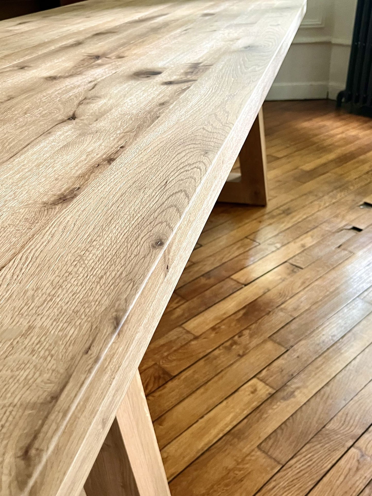 Table Triangle en Chêne Massif – Design Contemporain - FOLLOS DESIGN