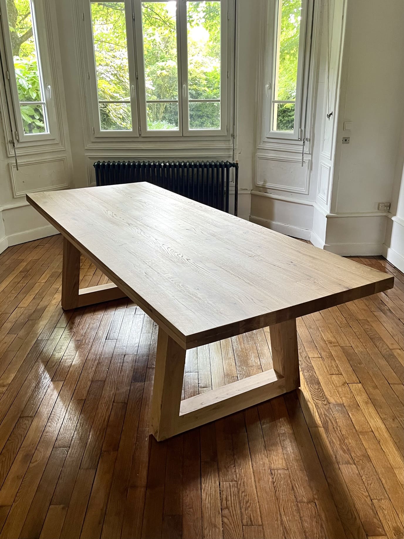 Table Triangle en Chêne Massif – Design Contemporain - FOLLOS DESIGN