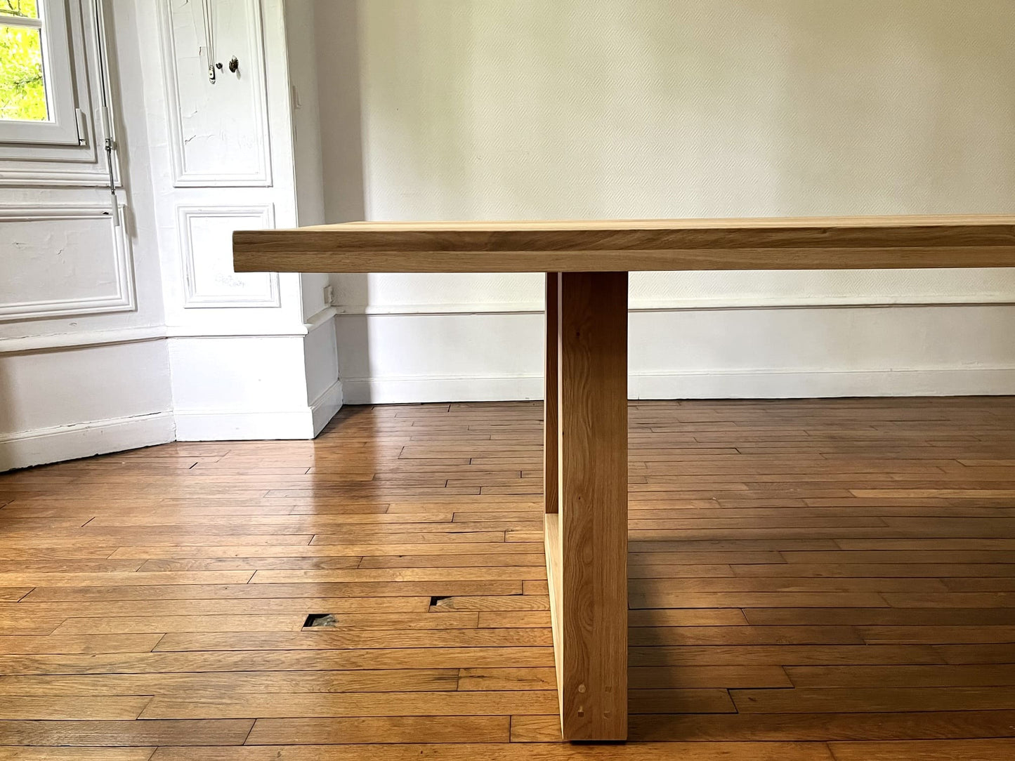 Table Triangle en Chêne Massif – Design Contemporain - FOLLOS DESIGN
