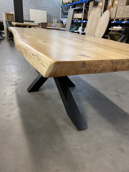 Table acacia massif Live Edge pied central metal