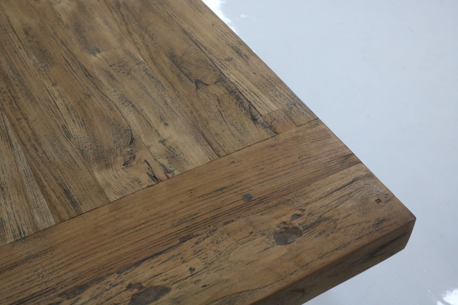 Vue détaillée d'une table monastère, faite sur mesures