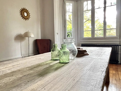 Table de ferme Founder en chêne massif ancien dans un intérieur lumineux.
