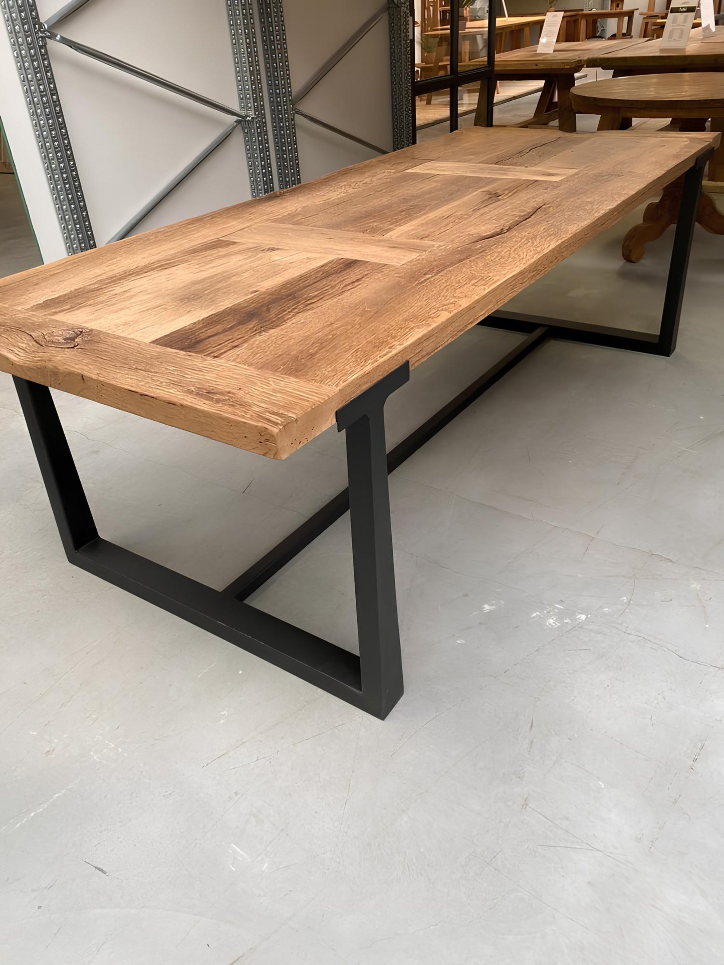 Table de ferme en chêne massif ancien avec structure métal noire, finition brute authentique.