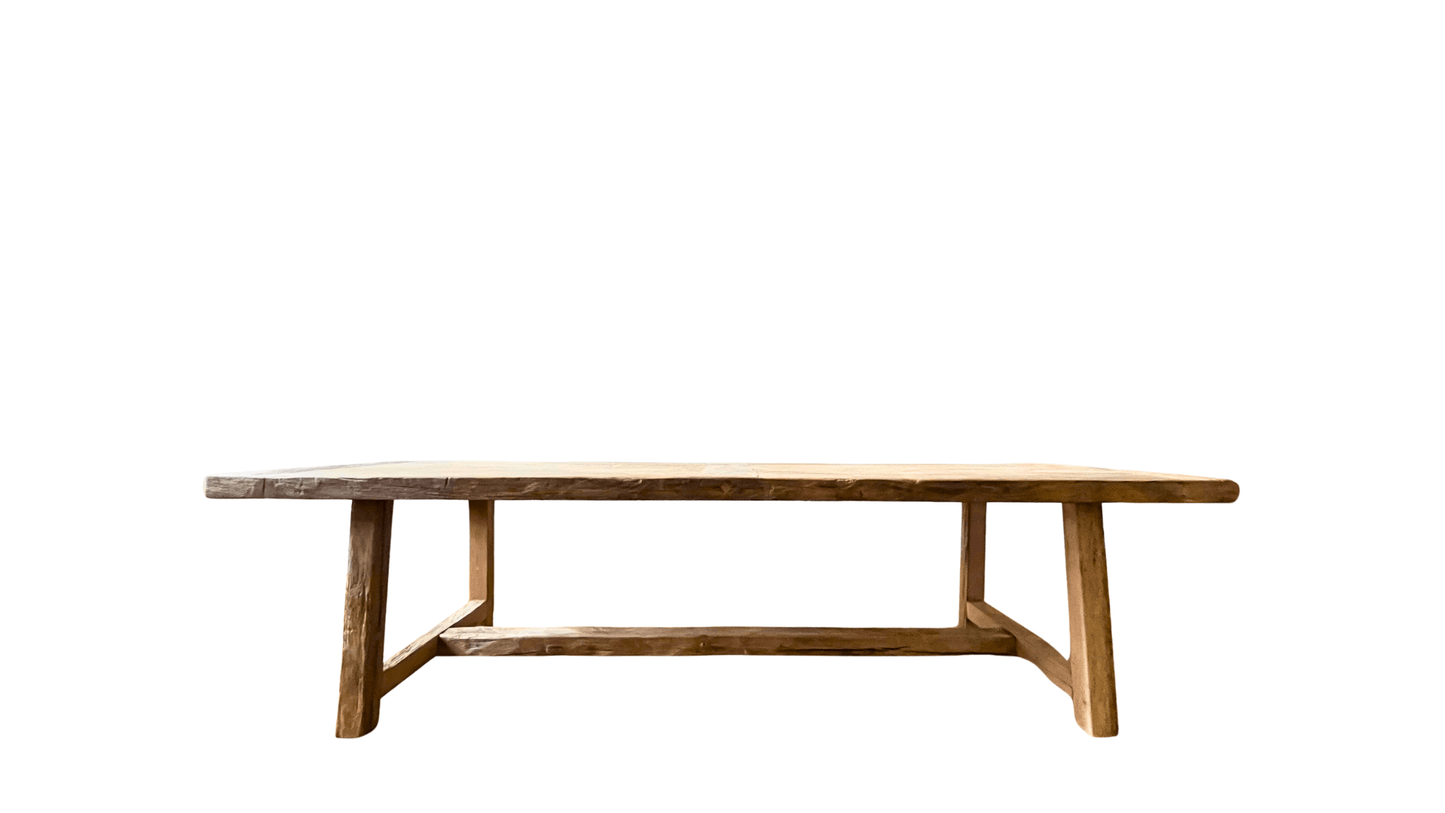 Table Founder en bois massif ancien – vue d’ensemble au showroom Follos Design