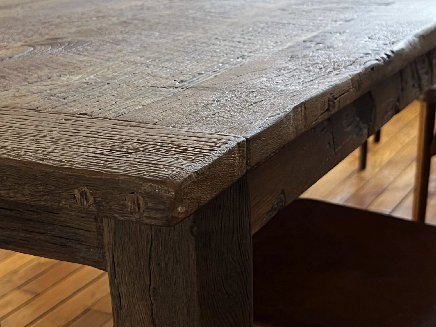 Fabrication sur mesure à l'établi pour un projet de mobilier unique.
