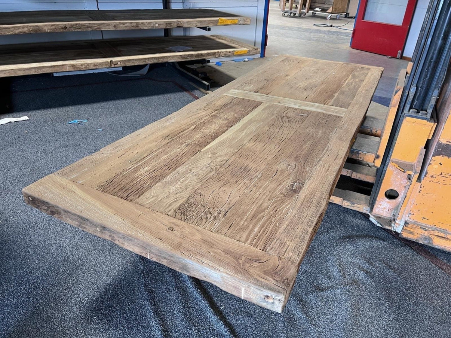 Plateau en bois massif de forte épaisseur pour mobilier de caractère.