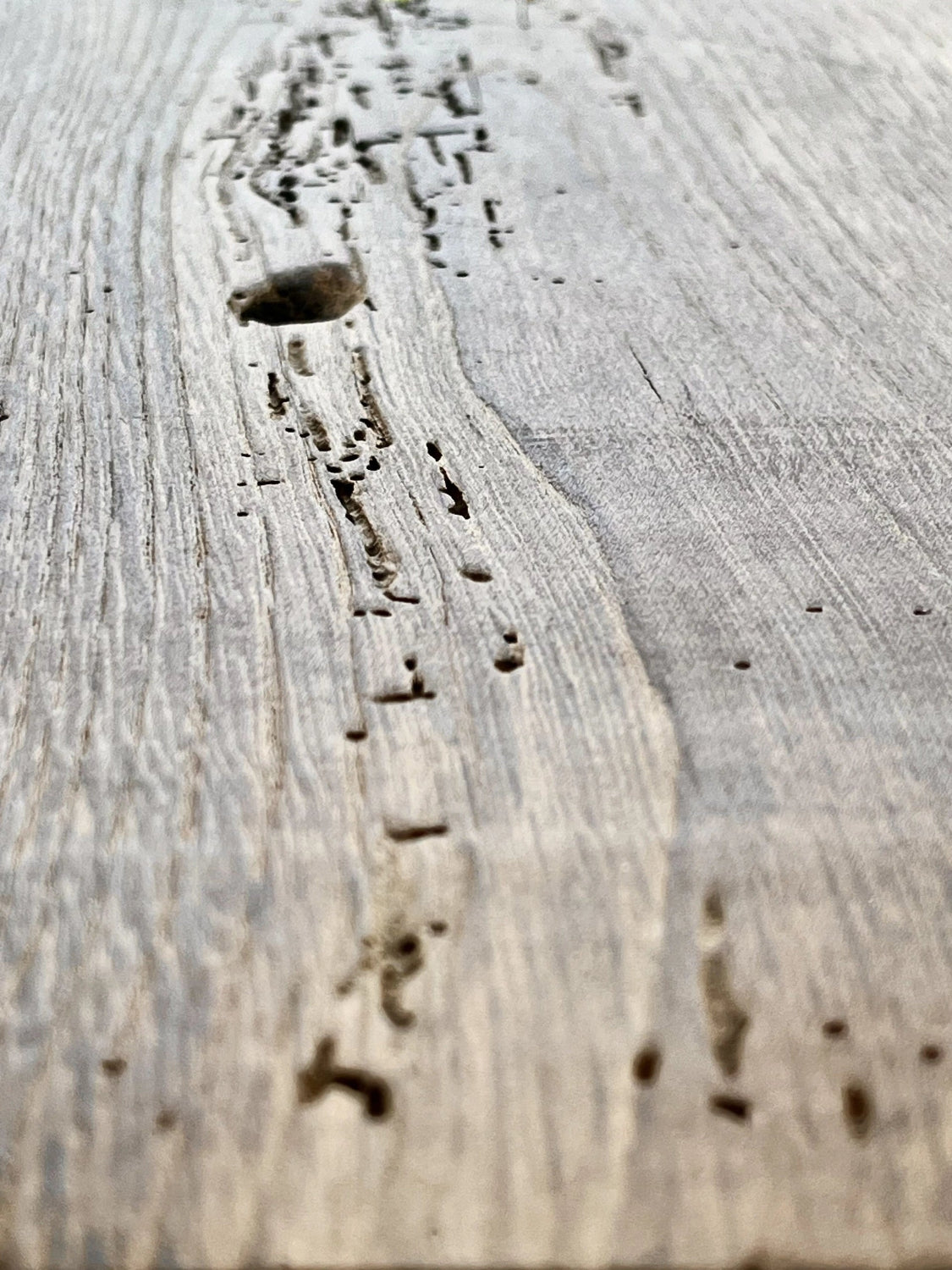 Table en chêne massif ancien façonnée artisanalement par Follos Design.
