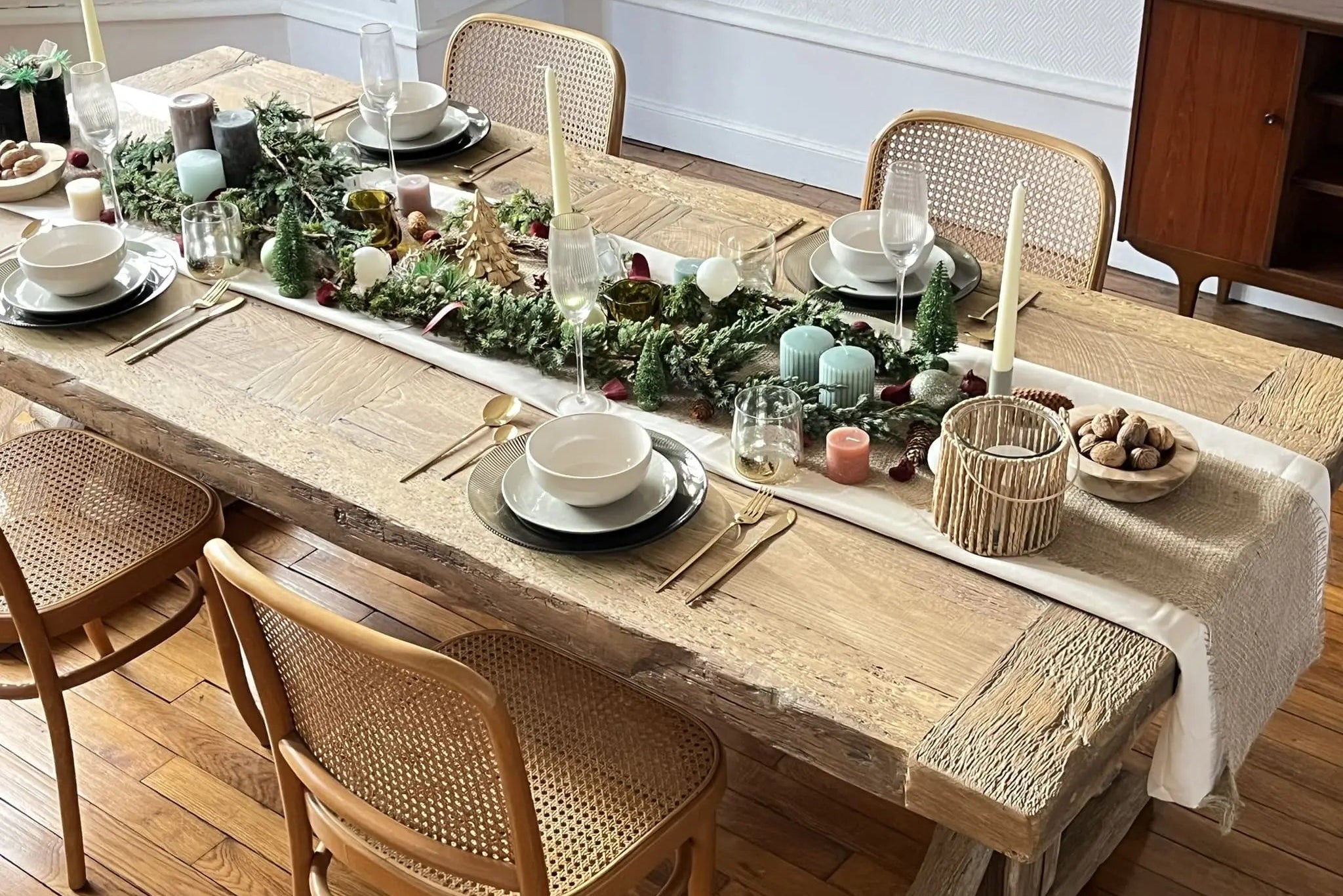 Table de ferme en bois massif décorée pour Noël – Follos Design – fabrication artisanale