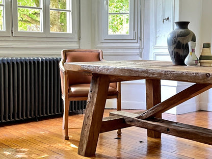 Fabrication artisanale de la table Tower en bois ancien massif, travail sur mesure en atelier.