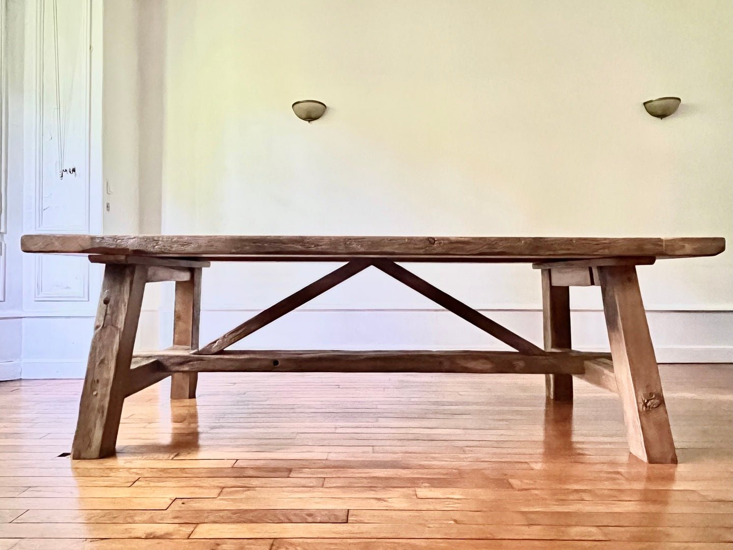 Détail du bois vieilli de la table Tower en chêne ancien, texture rustique et authentique.