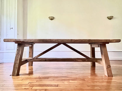 Détail du bois vieilli de la table Tower en chêne ancien, texture rustique et authentique.