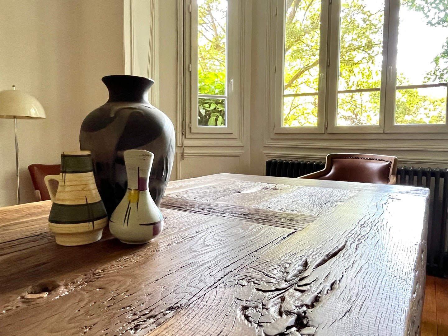 Détail du plateau en chêne ancien massif de la table Tower, texture brute et veinage naturel.