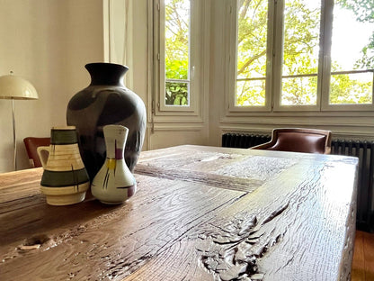 Détail du plateau en chêne ancien massif de la table Tower, texture brute et veinage naturel.