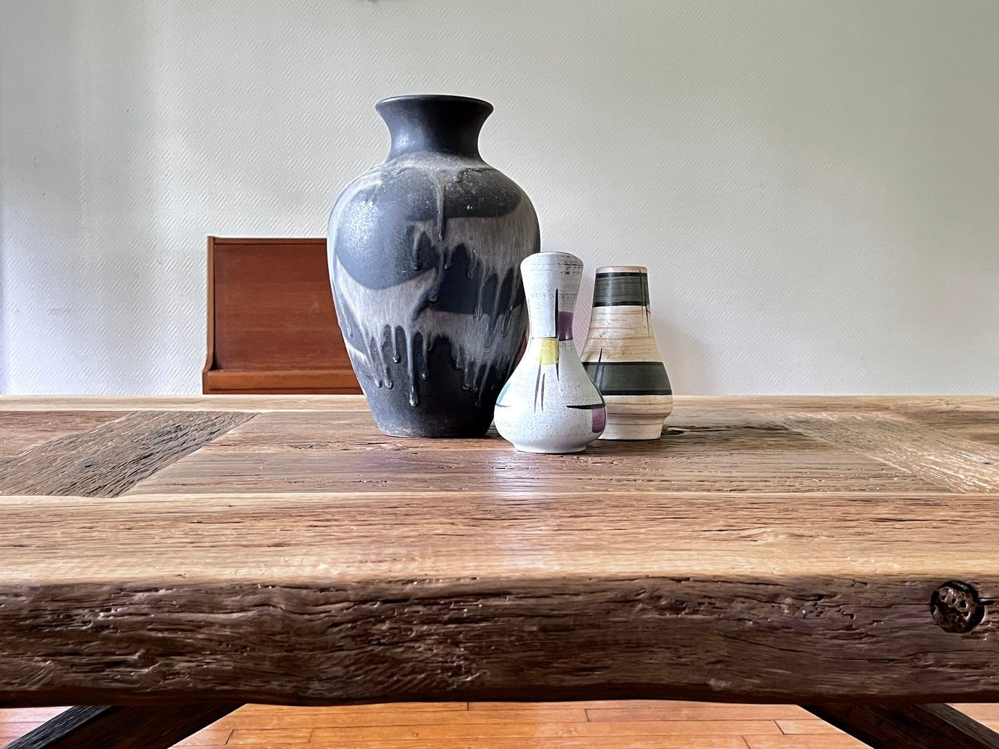 Table de ferme Tower en chêne massif ancien dans une salle à manger campagne chic.