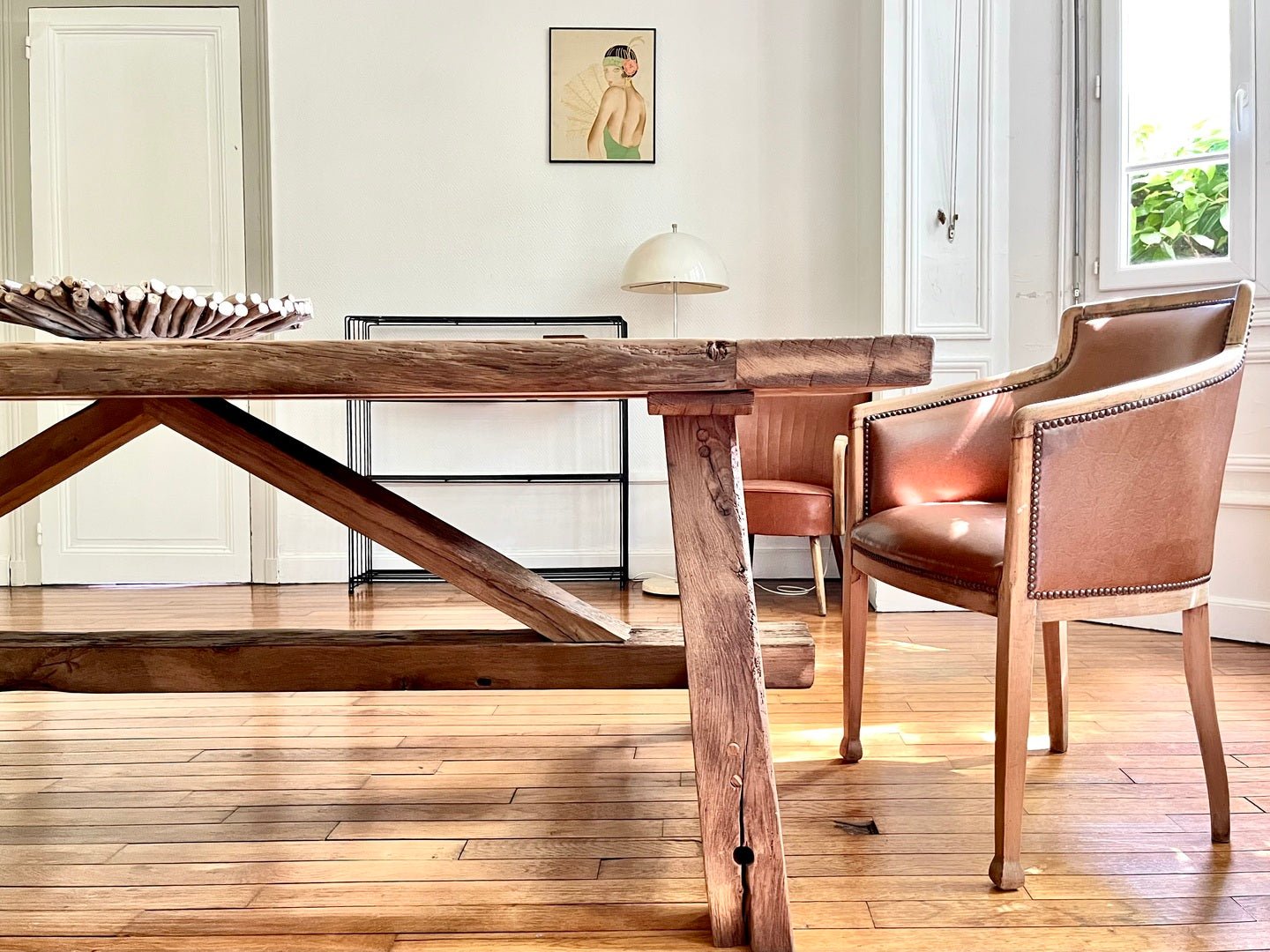 Table Tower en chêne massif avec pieds inclinés, style campagne chic, fabrication artisanale.