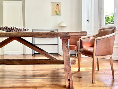 Table Tower en chêne massif avec pieds inclinés, style campagne chic, fabrication artisanale.