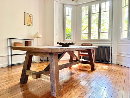 Détail du plateau de la table Tower en chêne massif ancien, finition rustique et élégante.