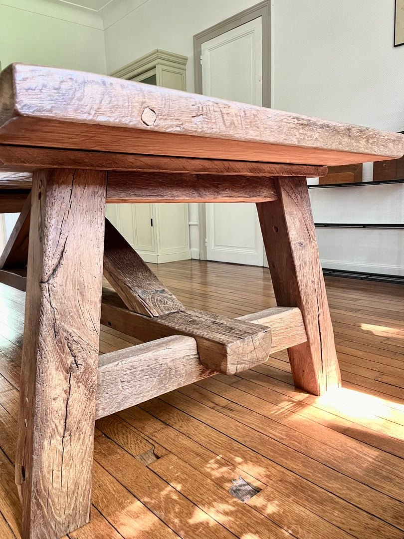 Pied en chêne ancien massif de la table Tower avec structure renforcée et finition brute artisanale.