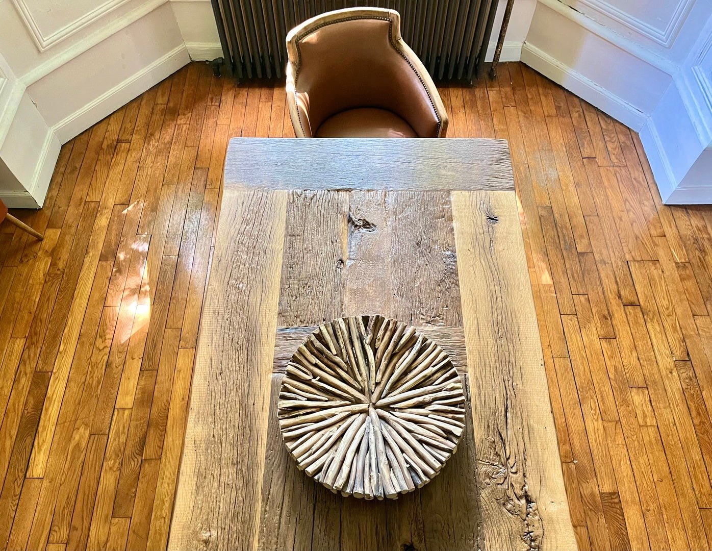Plateau en chêne ancien massif de la table Tower – vue aérienne montrant les planches vieilles et les nuances naturelles.