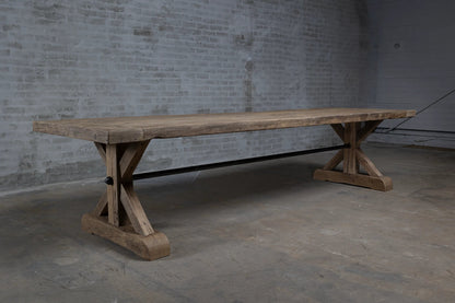 Détail du plateau épais en bois ancien patiné – Table Étoile Follos Design