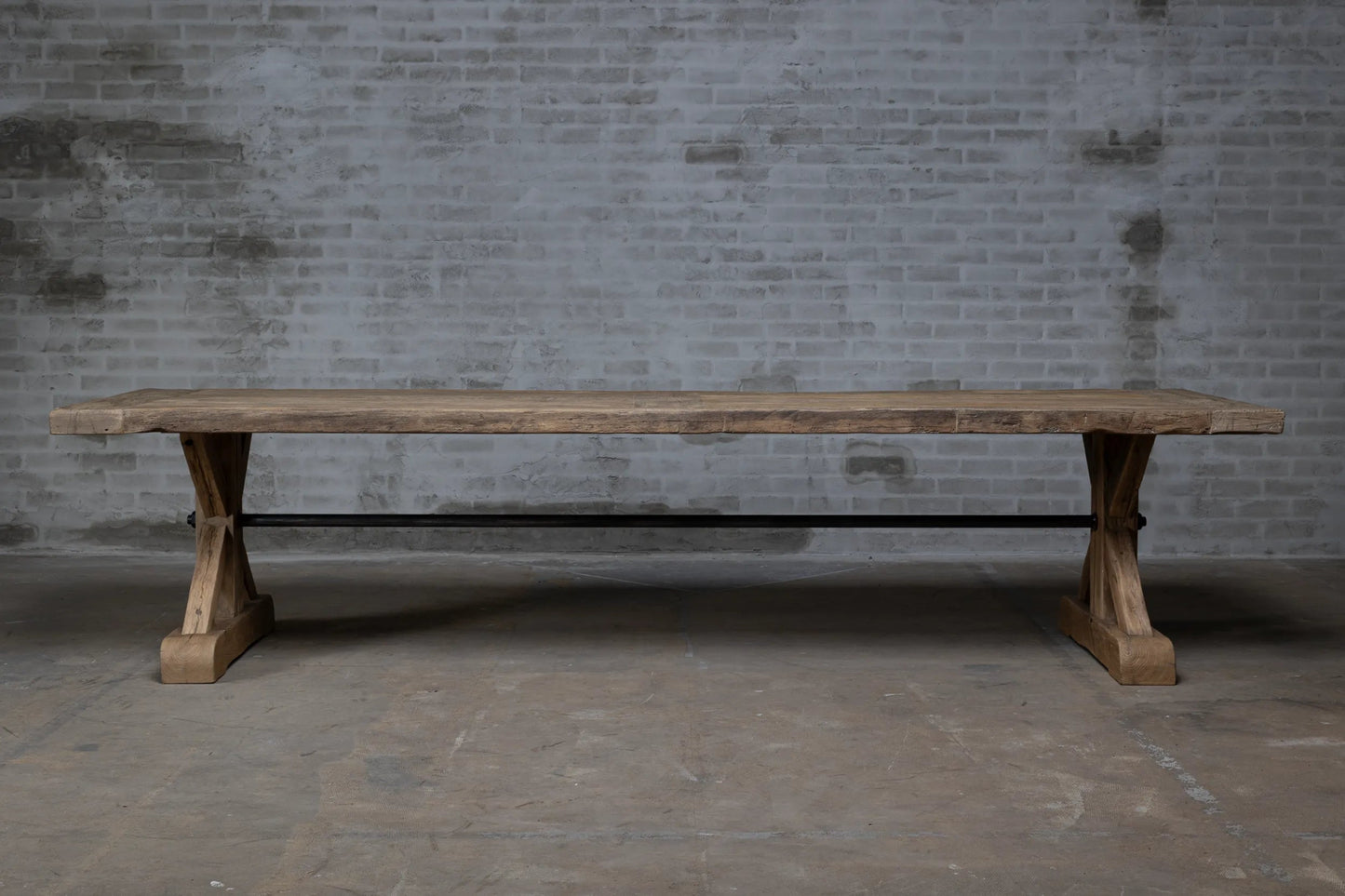 Fabrication artisanale de la Table Étoile en bois massif ancien