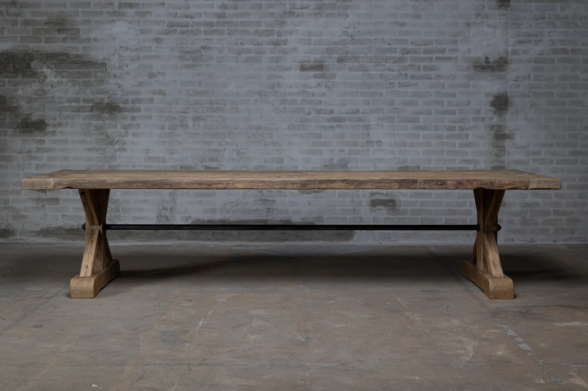 Fabrication artisanale de la Table Étoile en bois massif ancien