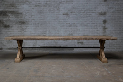 Fabrication artisanale de la Table Étoile en bois massif ancien