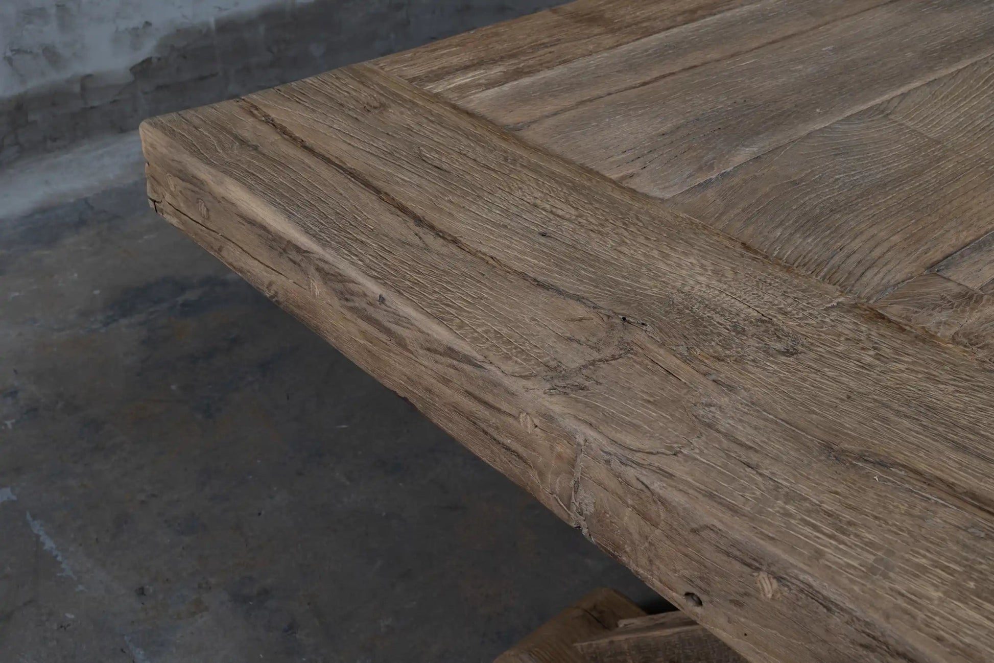 Table Étoile en bois ancien dans un intérieur contemporain épuré